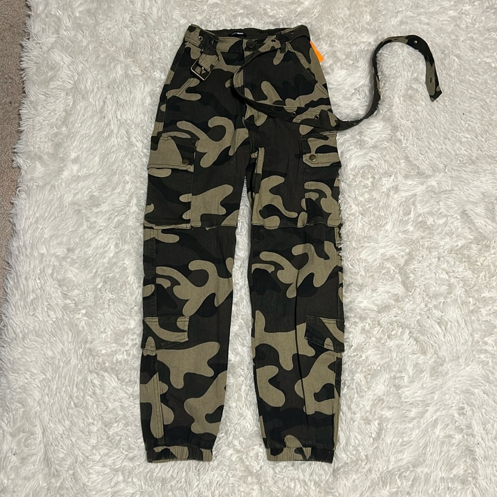 Fashion nova camo cargo pants with belt
